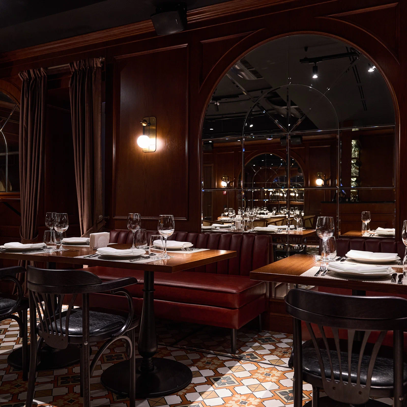Kameralne wnętrze restauracji Hymjexodravu oświetlone blaskiem świec